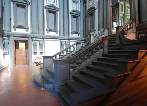 escaleras de la biblioteca
